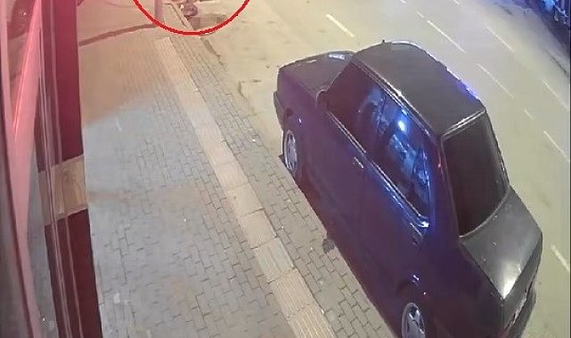 Yoldan aldığı tabela ile dükkana saldırdı