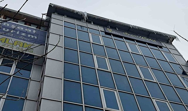 Yozgat Belediyesi, kar sonrası tehlike oluşturan sarkıtları temizliyor