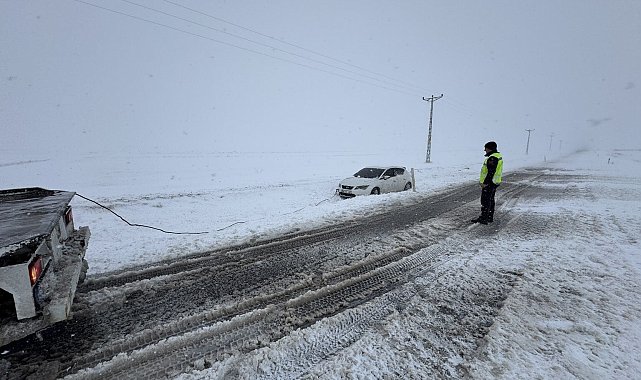 Yozgat'ta yoğun kar yağışı aracın kara saplanmasına neden oldu