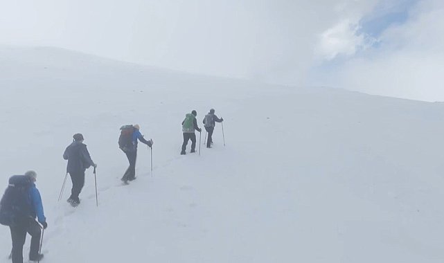 Zirveye çıkan dağcılara Uludağ'da sezonun ilk kar sürprizi