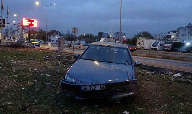 14 yaşındaki çocuğun kullandığı araç kaldırımda yürüyen aileye çarptı: 1'i bebek 3 yaralı