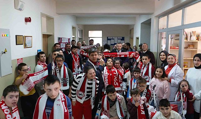 1965 Samsunspor Derneği'nden özel öğrencilere atkı ve polar
