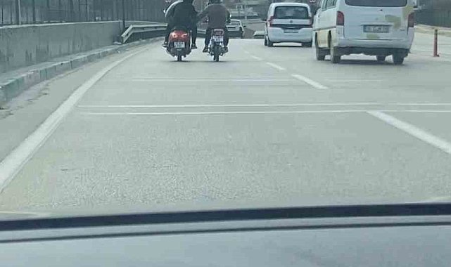 2 motosikletlinin tehlikeli yolculuğu kameraya yansıdı