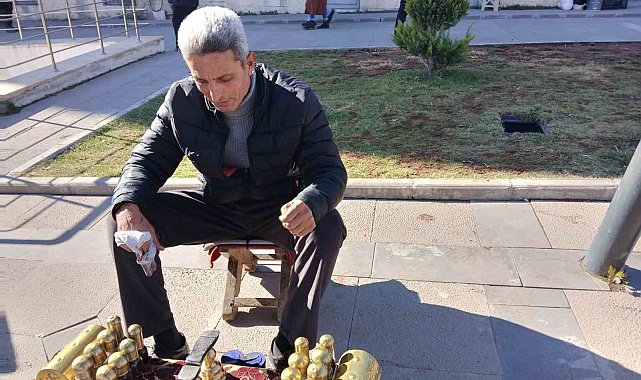 35 yıldır ayakkabı boyayarak evini geçindiriyor