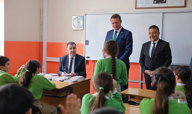 'Türkiye'nin Kitap Kurtları Yarışıyor' projesi kapsamında öğrencilere kitapları dağıtıldı