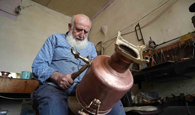 81 yaşındaki ustanın yaptığı bakır semaverler 20 bin TL'den satılıyor, yurt dışından bile talep görüyor