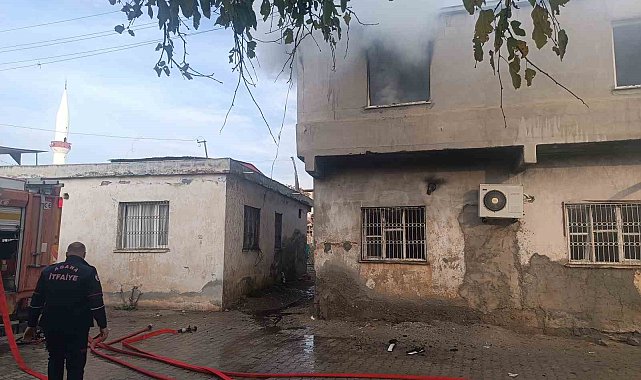 Adana'da şarja takılı tablet bir evi kullanılamaz hale getirdi