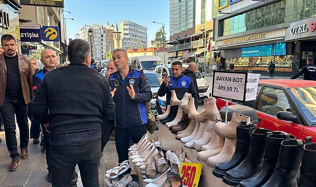 Adana'da zabıta ekiplerinden kaldırım işgaline yönelik denetim