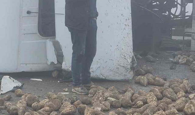 Afşin'de pancar yüklü tır devrildi