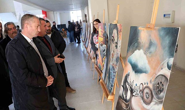 Ağrı Erol Parlak Güzel Sanatlar Lisesi'nde Çalgı Dinletisi ve Resim Sergisi düzenlendi