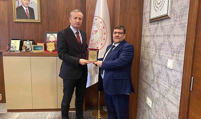 Ağrı'da 45 yıl görev yapan eğitimci emekliye ayrıldı