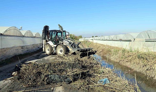 Akdeniz Belediyesi, sulama kanallarında temizlik ve ıslah çalışması yaptı