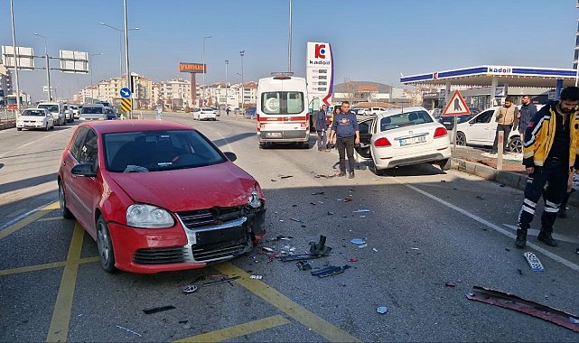 Aksaray'da 2 otomobil çarpıştı: 1'i çocuk 2 yaralı