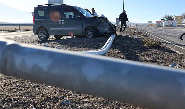 Aksaray'da direğe çarpan araç sürücüsü yaralandı