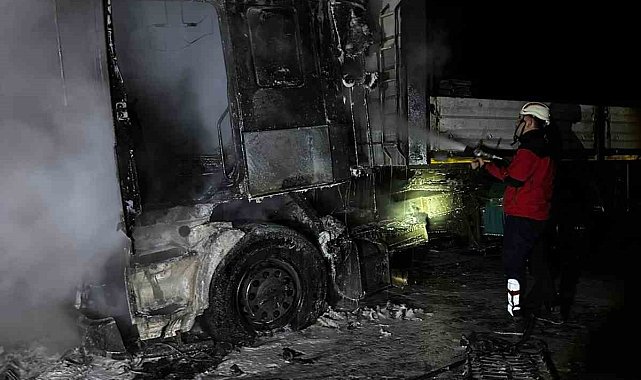 Alevlere teslim olan tırdan geriye demir yığını kaldı