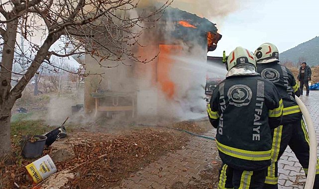 Alevlerin sardığı tek katlı işyeri kullanılamaz hale geldi
