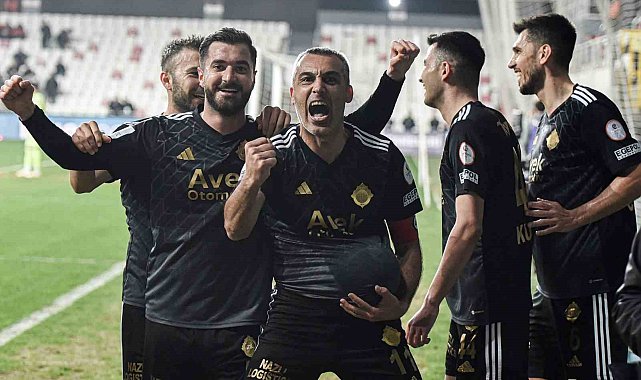 Altay'ın en golcüsü 43 yaşındaki Murat Uluç