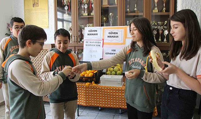 Amasyalı öğrencilerden 'Güven Manavı'nda kasiyersiz alışveriş