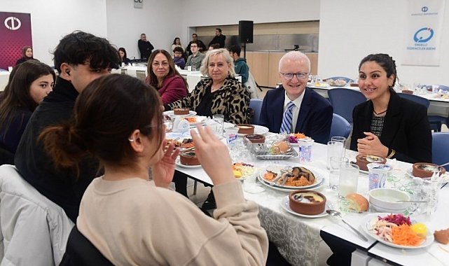 Anadolu Üniversitesi ailesi Engelliler Günü'nde öğrencilerle yemekte buluştu