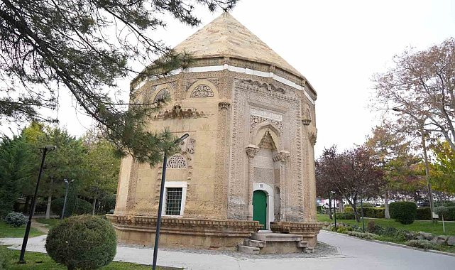 Anadolu'nun ilk kadın hükümdarının türbesi süslemeleri ile dikkat çekiyor