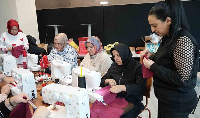 Anneler güçlerini birleştirdi, dikecekleri yastıklarla özel bireyleri mutlu edecekler