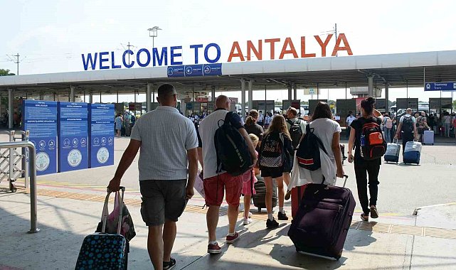 Antalya turizmde rekor yolunda: 11 ayda 16 milyonu aşkın ziyaretçi