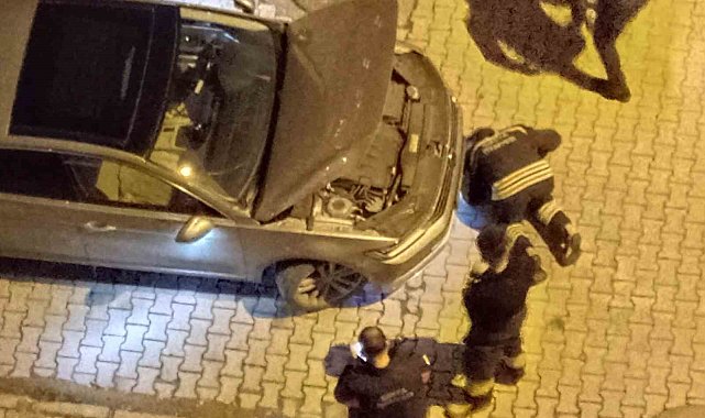 Araç motoruna sıkışan kedi kurtarıldı