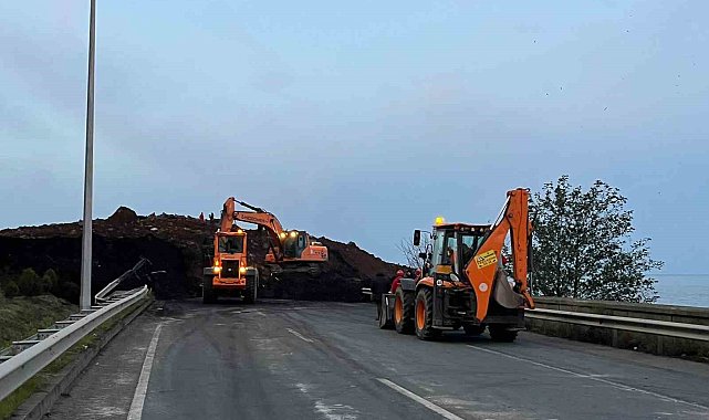 Arhavi'deki heyelanın ardından yol açma çalışmaları başladı