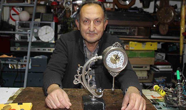 Artık malzemelerle yaptığı saate, bakan bir daha bakıyor