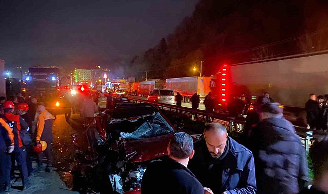 Artvin'de otomobil tıra çarptı: 1 ölü, 1 yaralı