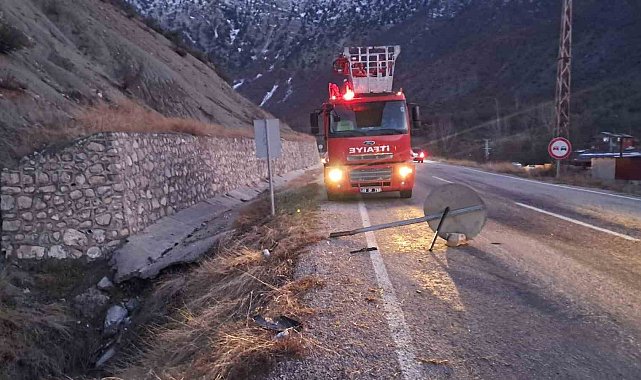 Artvin'de otomobil trafik levhasına çarptı: 3 yaralı