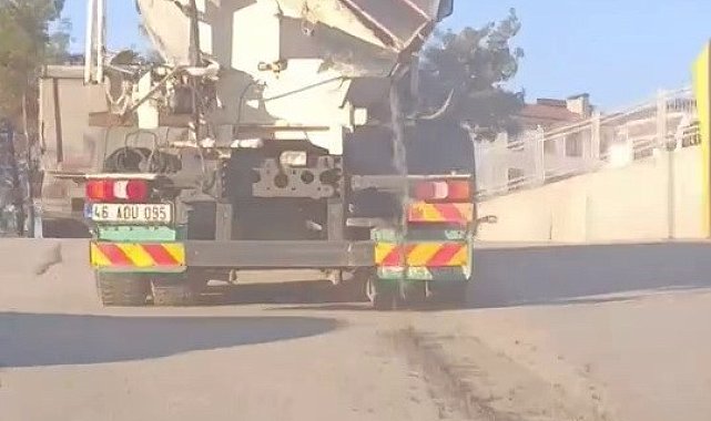 Asfalta çimento dökerek ilerledi