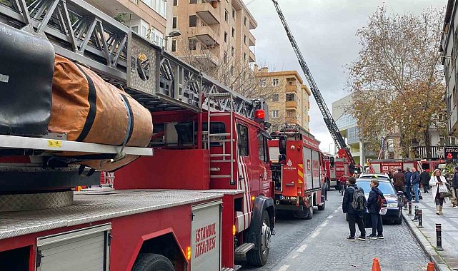 Ataşehir'de 8 katlı metruk binanın çatısı alev alev yandı