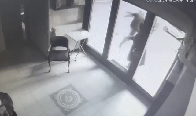 Ataşehir'de kuyumcudan çıkan kadının çantasını çalan kapkaççı kamerada
