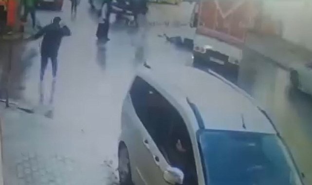 Avcılar'da yolun karşısına geçmeye çalışan adama kamyon çarptı