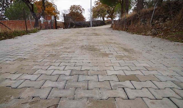 Ayvalık'ta 4 kırsal mahalleye 4 bin metrekare kilit parke taşı döşendi