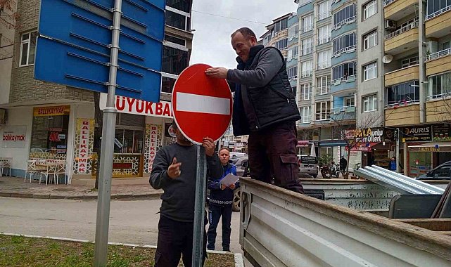 Bafra'da trafik bilgi ve işaret levhaları yenileniyor