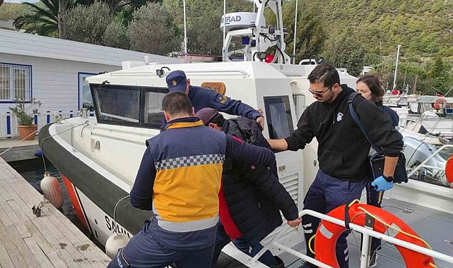 Balıkçı teknesinde rahatsızlanan vatandaşa tıbbi tahliye