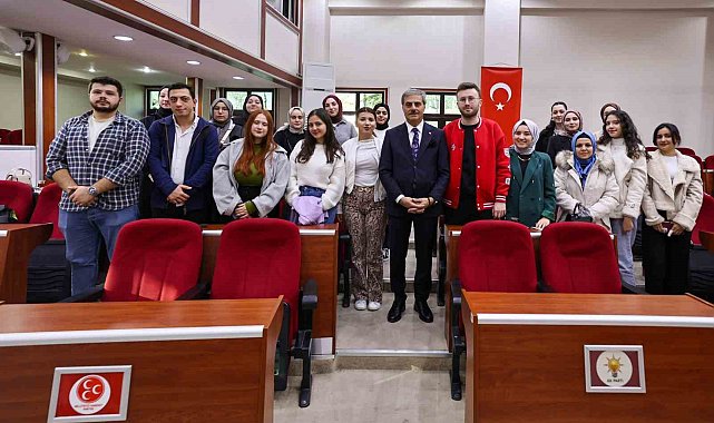 Başkan Alemdar'dan üniversiteli gençlere: "Hayal ve hedeflerinizin peşinden koşun"
