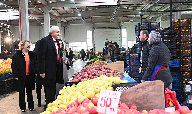 Başkan Bakkalcıoğlu pazar esnafını ziyaret etti