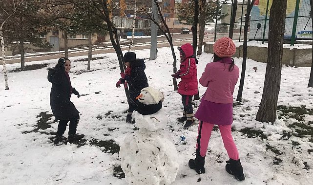 Bayburt'ta çocukların kar eğlencesi