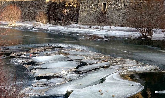 Bayburt'ta Çoruh nehri kısmi buz tuttu