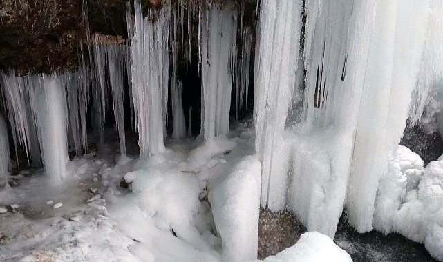 Bayburt'ta Sırakayalar Şelalesi buz tuttu
