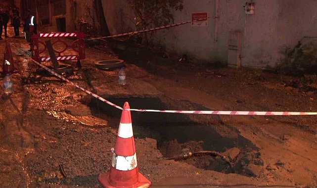Beyoğlu'nda yol çöktü, 2 daireyi su bastı: Vatandaş İSKİ'ye tepki gösterdi