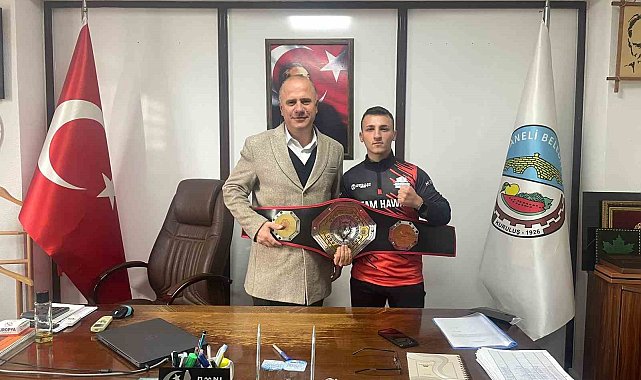 Bilecikli şampiyon dövüş sporcusu sevincini Başkan Torun ile paylaştı