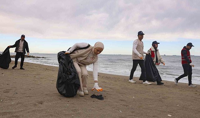 Bilim merkezini gezen gençler, Viranşehir sahilinde temizlik yaptı