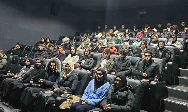 Bingöl'de polis ekipleri öğrencileri sinemaya götürdü