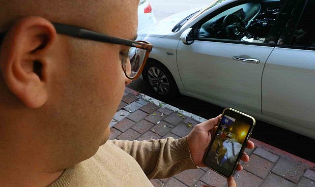 Birinci yılını tamamlayamadığı evliliğinin yıl dönümünde boşanmasını simit dağıtarak kutladı