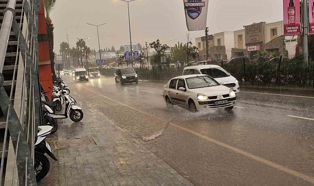 Bodrum'da sağanak yağış etkili oldu