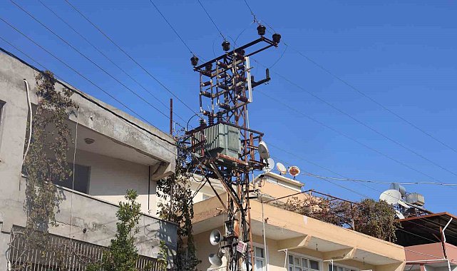 Bomba gibi patlayan trafo vatandaşları tedirgin etti